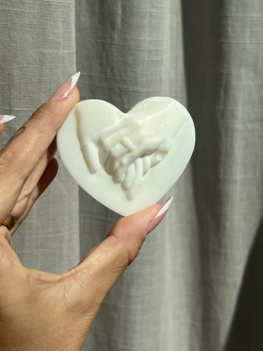 Hjärta med två händer som håller hand Hjärta med två händer som håller hand